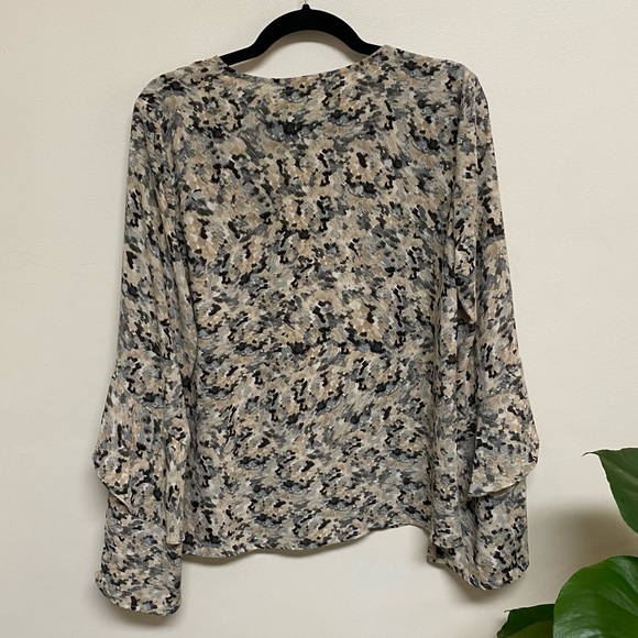 ✨ Harlowe & Graham printed bell long sleeve blouse (DONATING ON 11/12) - Picture 3 of 7